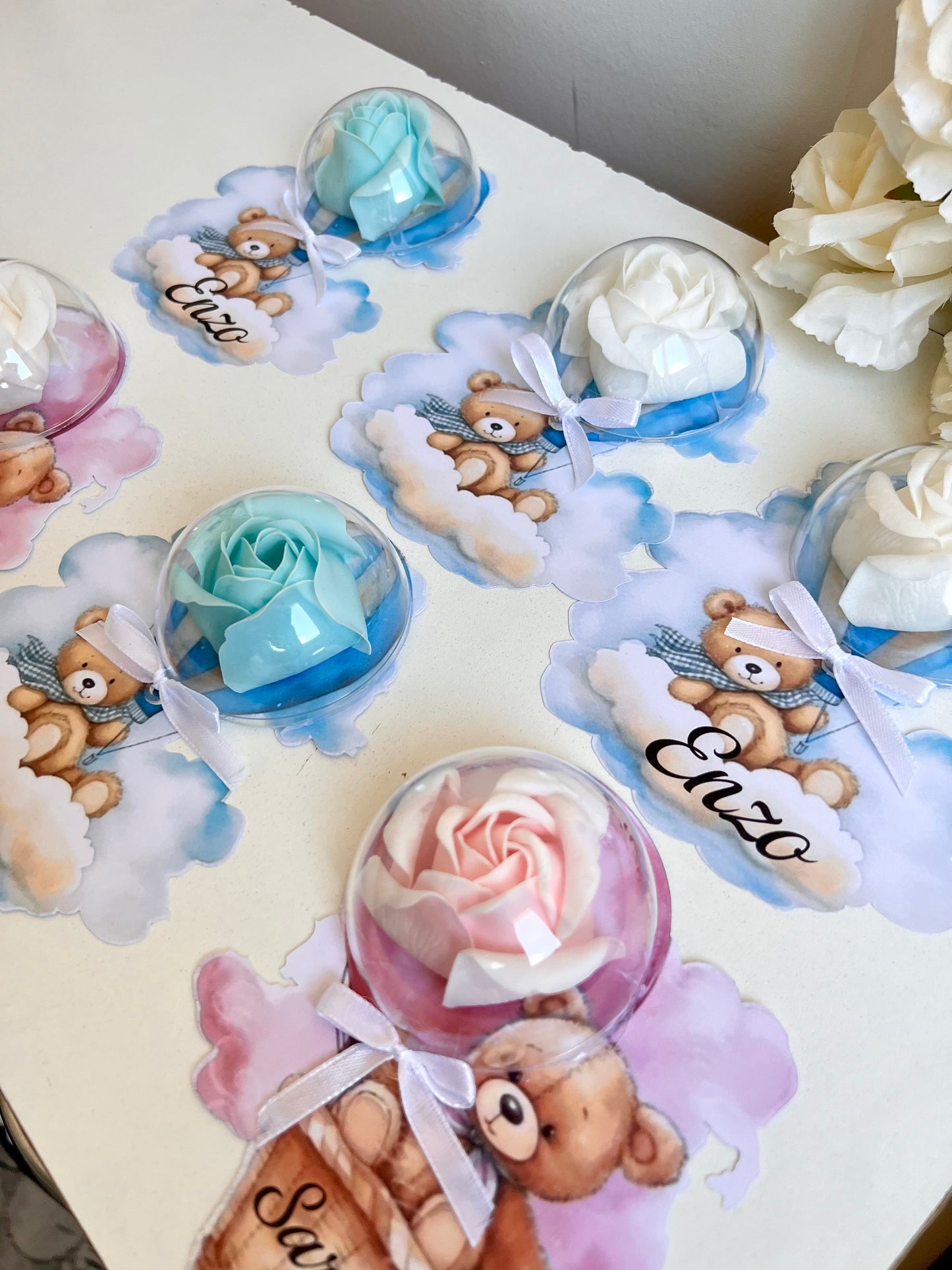 Ourson sur nuage avec rose en savon sous dôme