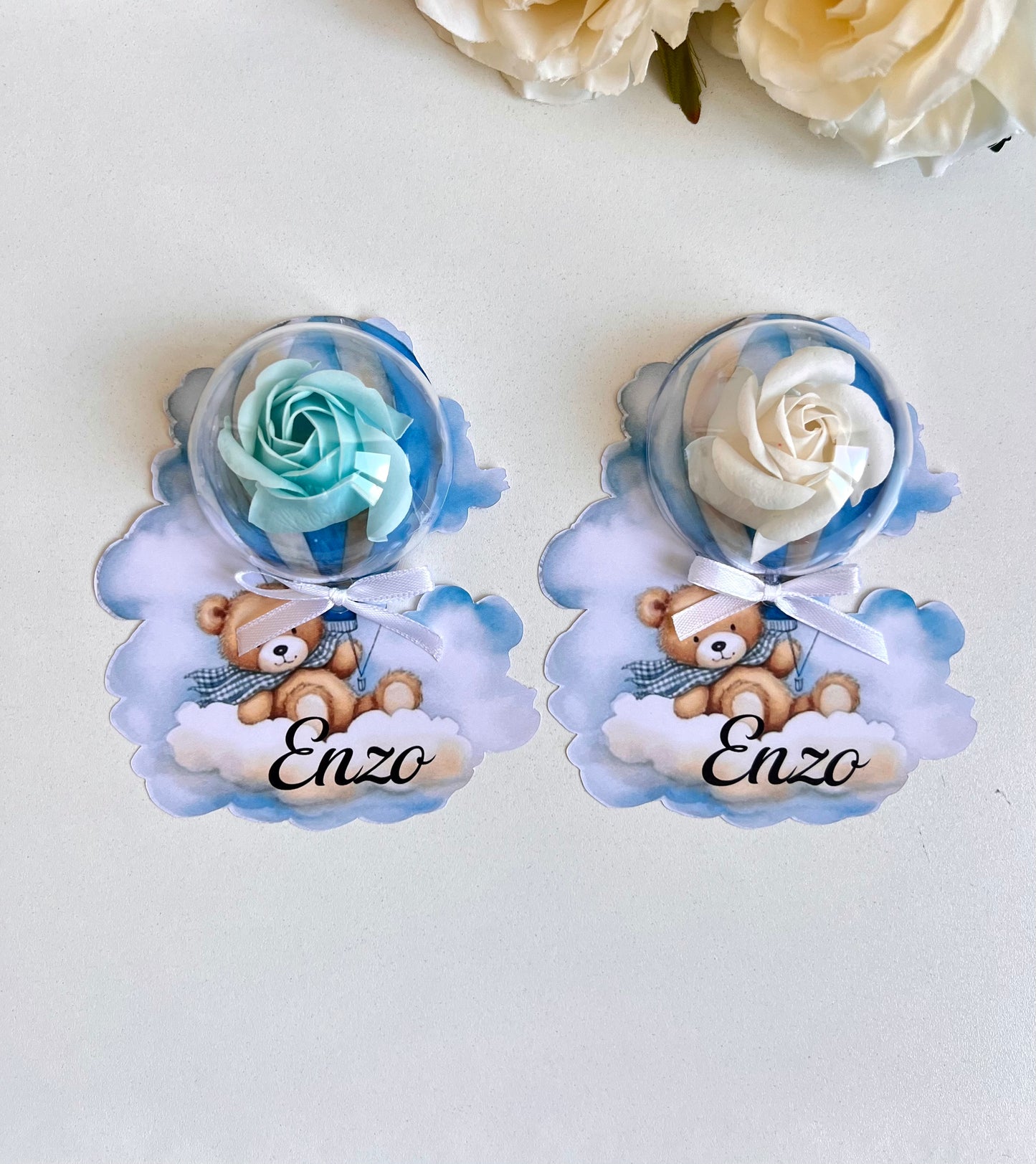 Ourson sur nuage avec rose en savon sous dôme