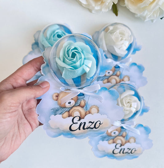 Ourson sur nuage avec rose en savon sous dôme