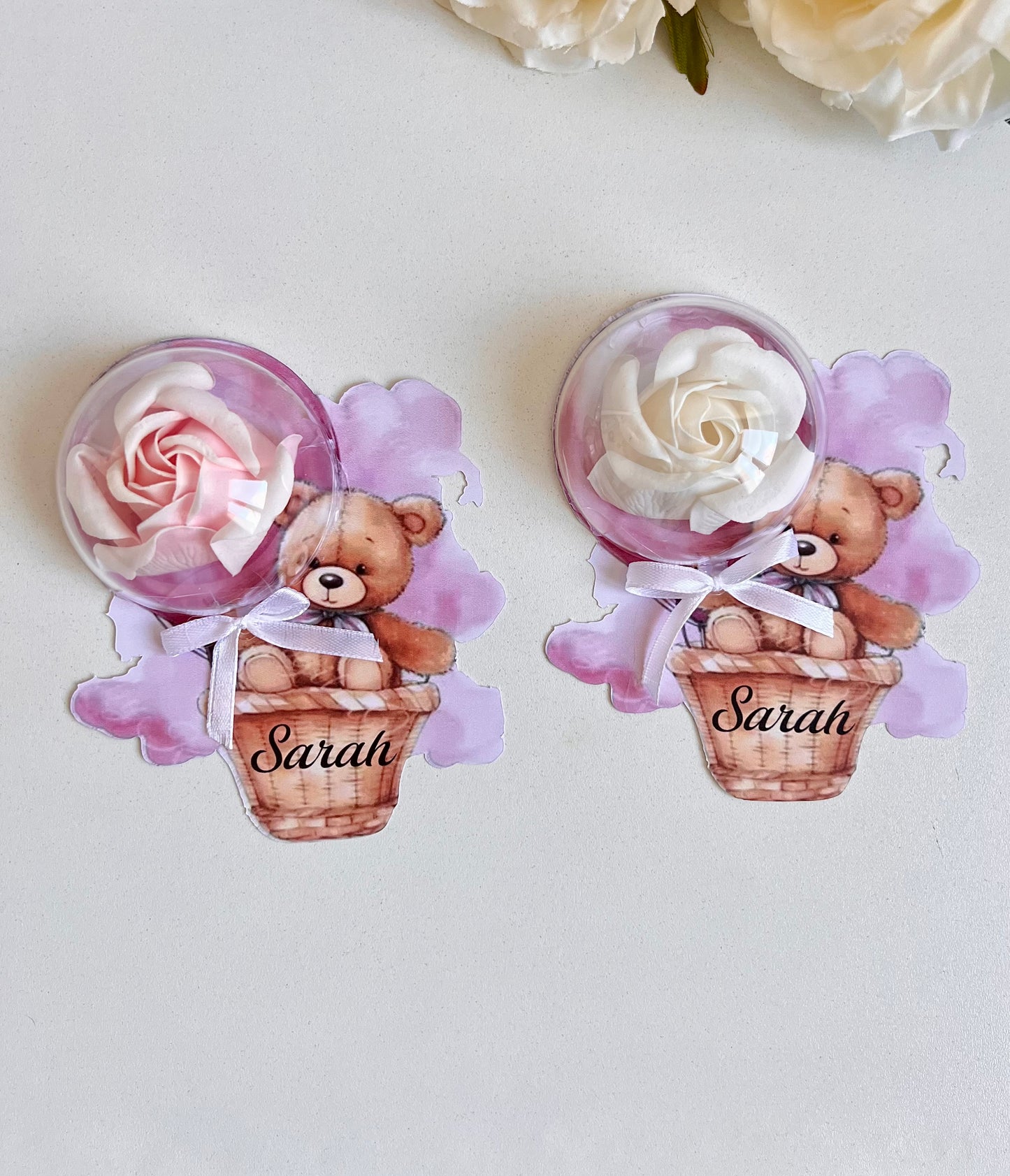 Ourson sur nuage avec rose en savon sous dôme