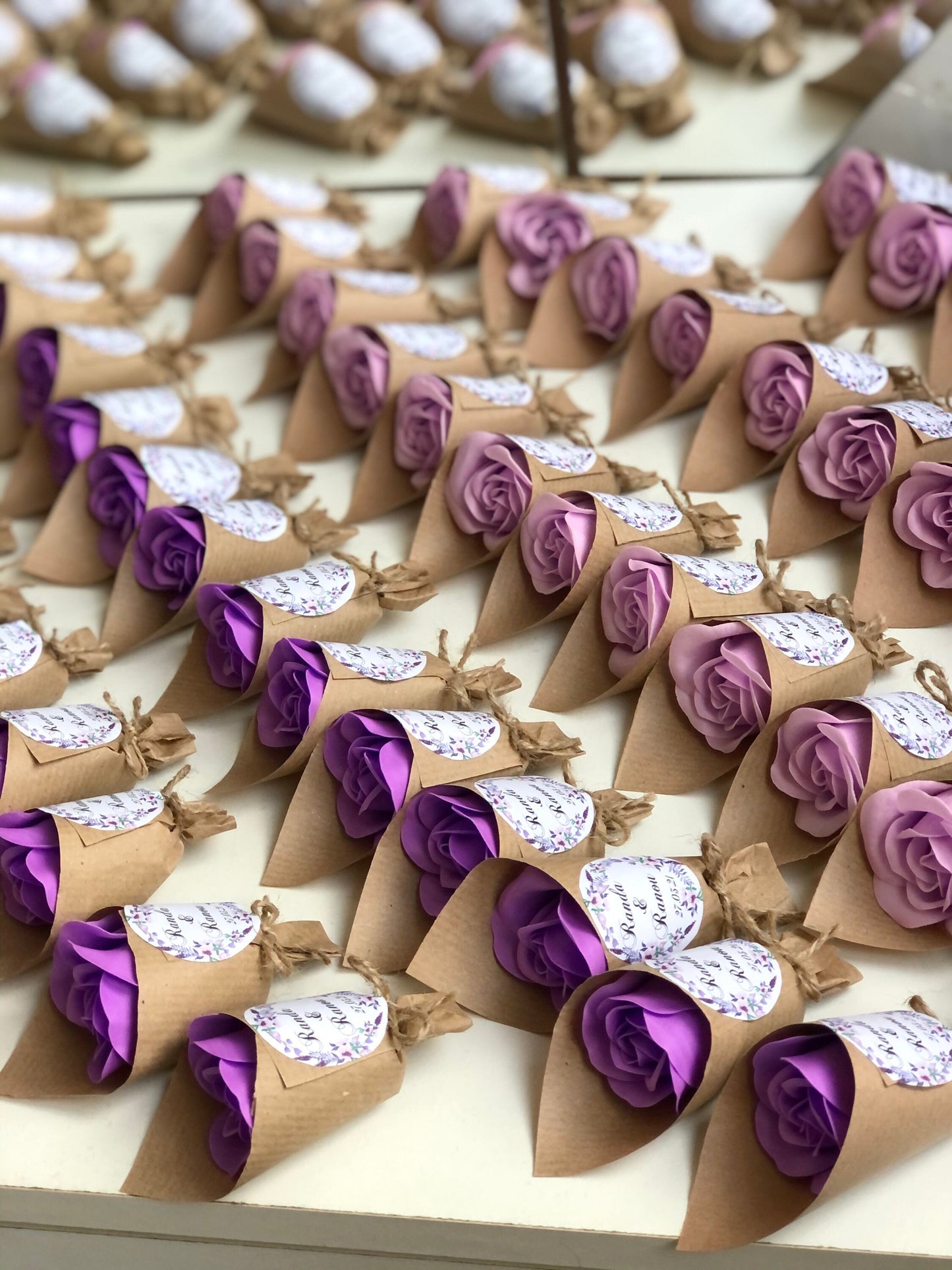 Minis bouquets aimantés avec des roses en savon personnalisés -