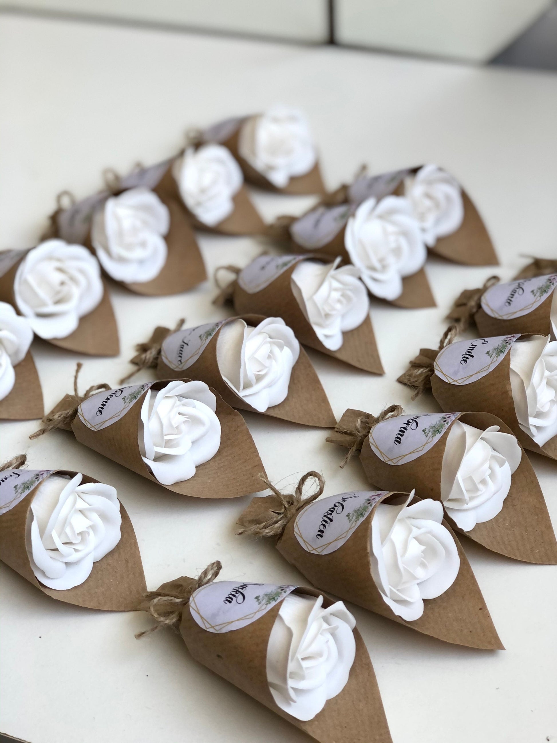 Minis bouquets aimantés avec des roses en savon personnalisés -