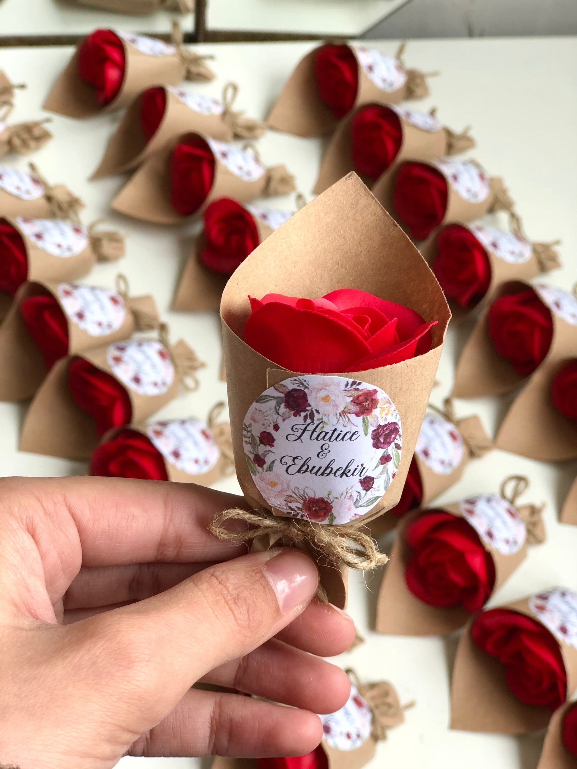 Minis bouquets aimantés avec des roses en savon personnalisés -