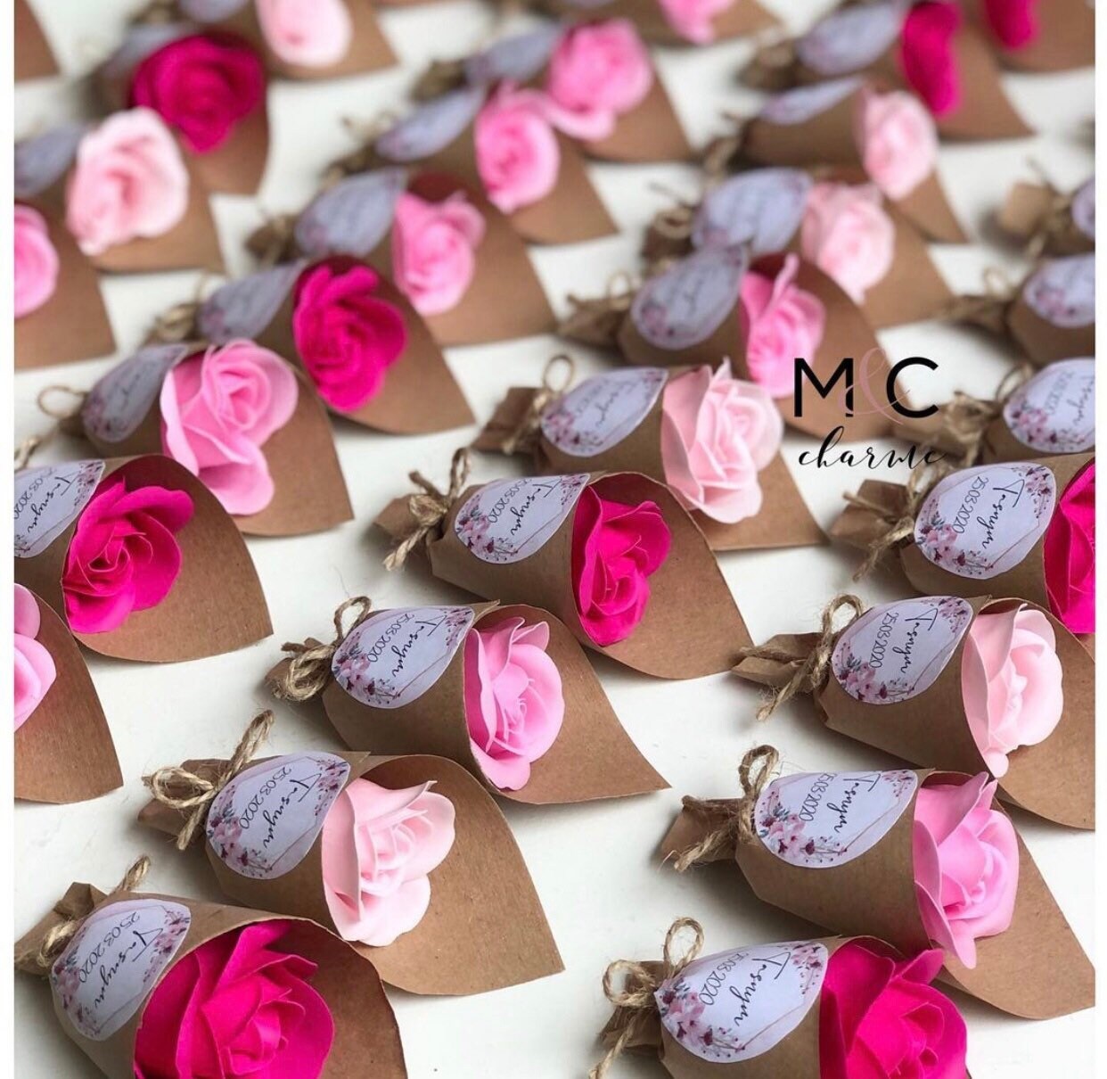 Minis bouquets aimantés avec des roses en savon personnalisés -