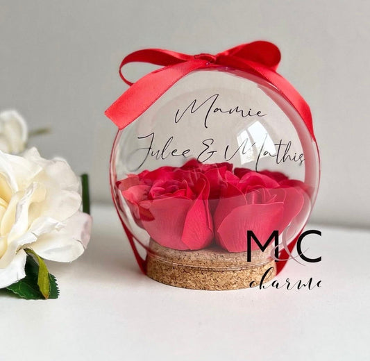 Petite boule en verre personnalisée avec des roses de savon