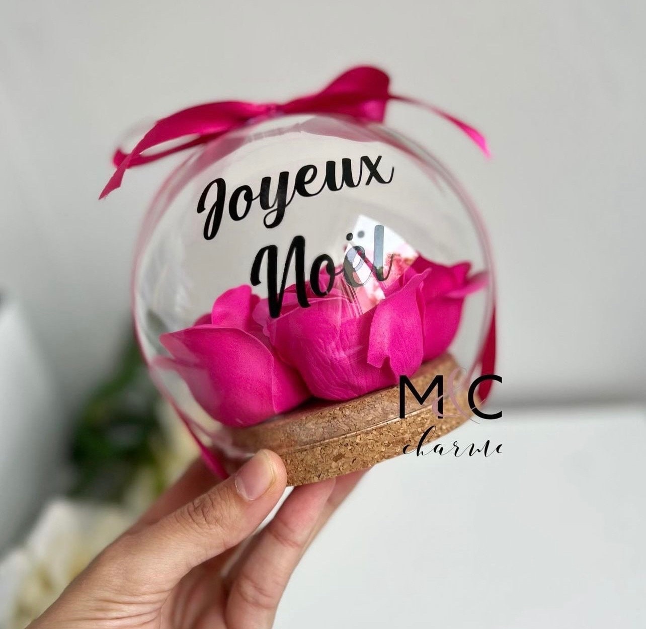 Petite boule en verre personnalisée avec des roses de savon